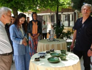 Atık çiniler ve cam şişeler sanatsal ürünlere dönüştürülüyor