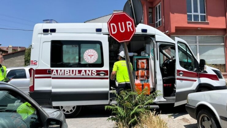 2 otomobil kavşakta çarpıştı: 2 yaralı