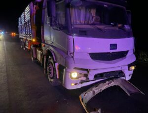Tır otomobile arkadan çarptı: 4 yaralı