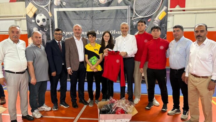 42 okula spor malzemesi desteği yapıldı