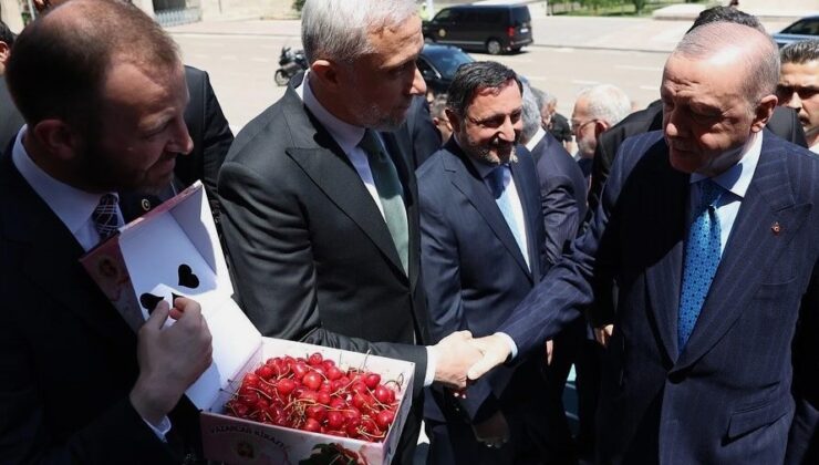 Cumhurbaşkanı Erdoğan’a Kütahya kirazı ikram edildi