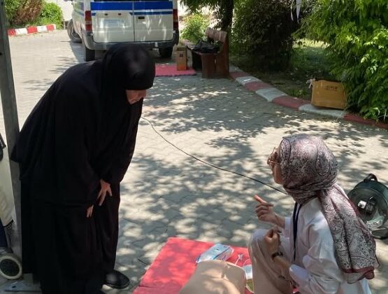 Sağlık öğrencilerinden vatandaşa ilkyardım eğitimi