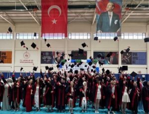 Sağlık Hizmetleri Meslek Yüksekokulu’nda mezuniyet heyecanı