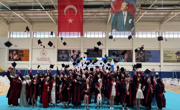 Sağlık Hizmetleri Meslek Yüksekokulu’nda mezuniyet heyecanı