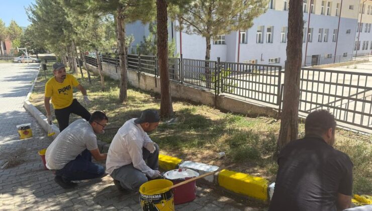 Gönüllü öğretmenlerden okul bahçesine düzenleme