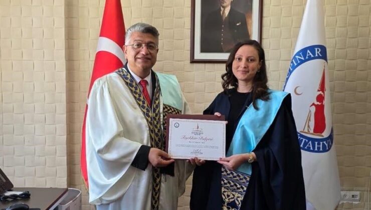 Akademisyenlerin ödülünü Rektör Kızıltoprak takdim etti