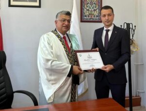 İki akademik personele teşvik ödülü verildi