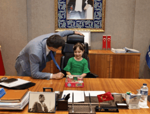 Başkan Eyüp Kahveci, şehit yeğeni minik Asel’i ağırladı