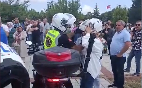 Sınav öncesi kimliğini kaybeden öğrencinin imdadına trafik ekipleri yetişti