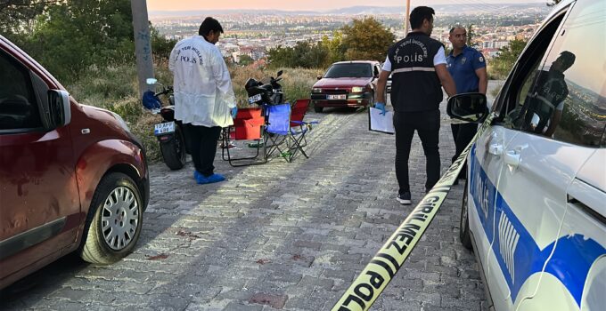 Sohbet eden arkadaşlara bıçaklı saldırı: 2 yaralı