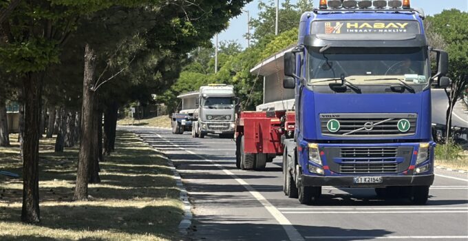 36 metrelik direkler kavşakta takıldı