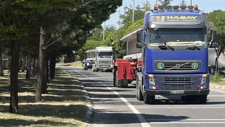 36 metrelik direkler kavşakta takıldı