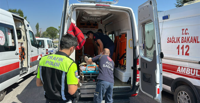 Servis otobüsü akaryakıt tankerine arkadan çarptı: 35 yaralı