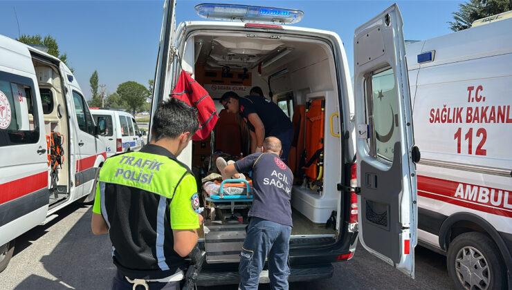 Servis otobüsü akaryakıt tankerine arkadan çarptı: 35 yaralı