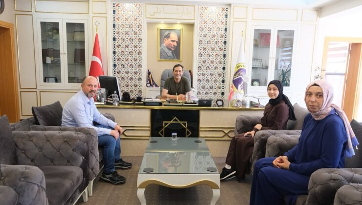 Başkan Derin, LGS şampiyonu Kübra’yı makamında ağırladı