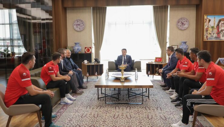 Vali Işın şampiyonları ağırladı