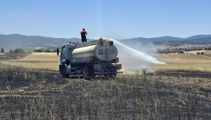 Biçerdöverden çıkan kıvılcım 30 dekar alanı kül etti