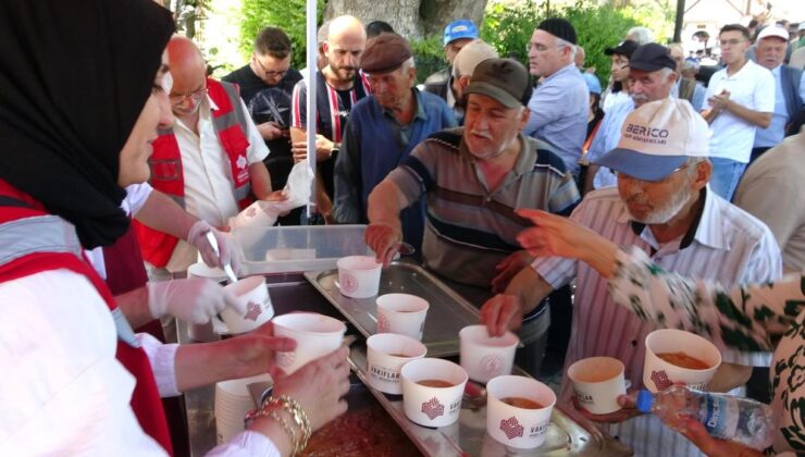 Binlerce vatandaşa aşure ikramı yapıldı