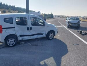 2 hafif ticari araç çarpıştı: 4 yaralı