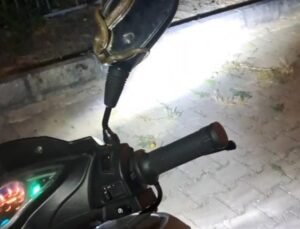 Yılan korkusuyla motosiklete yaklaşamadı