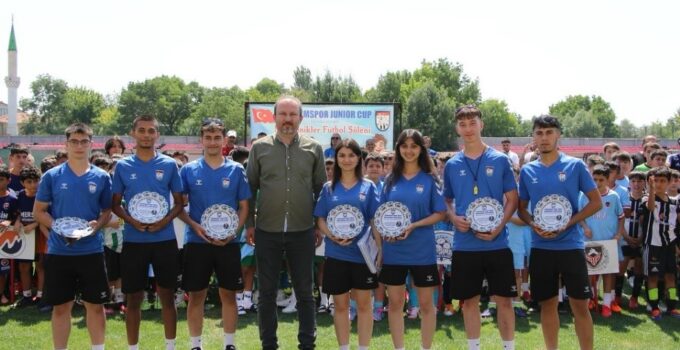 Futbol turnuvasında gençler kıyasıya mücadele etti