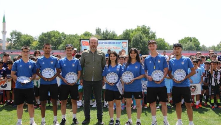 Futbol turnuvasında gençler kıyasıya mücadele etti