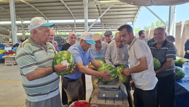 Kilosu 3 liradan satılan tonlarca karpuz 2 saatte tükendi
