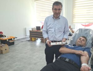Kan bağışında bulunanlara şarj cihazı hediye edildi