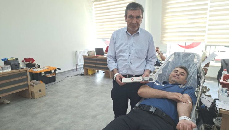 Kan bağışında bulunanlara şarj cihazı hediye edildi