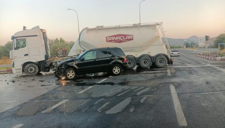 Otomobil ile tır çarpıştı:1 yaralı