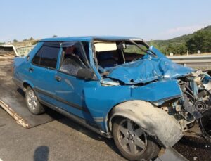 Traktöre arkadan çarpan otomobil hurda yığınına döndü: 1 yaralı