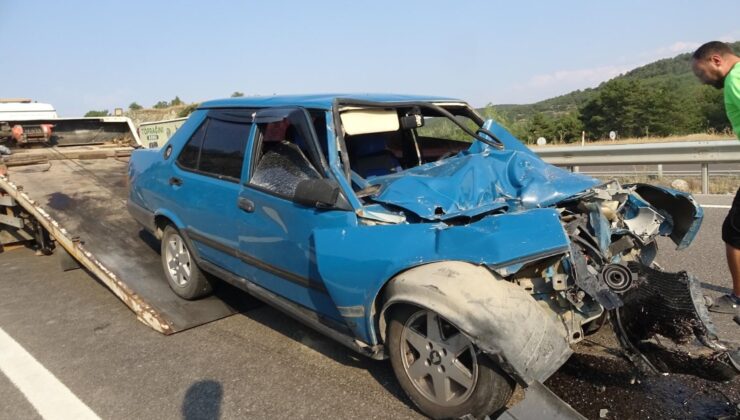 Traktöre arkadan çarpan otomobil hurda yığınına döndü: 1 yaralı