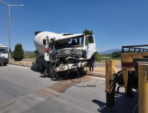 Beton mikseri tıra çarptı: 1 yaralı