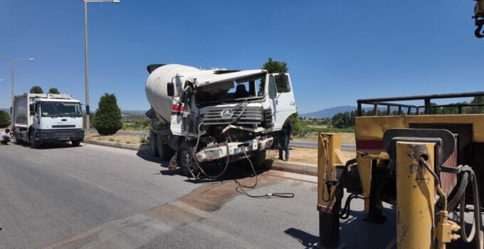Beton mikseri tıra çarptı: 1 yaralı