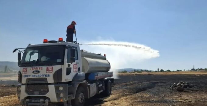 Biçerdöverden çıkan kıvılcım 500 dekar ekili alanı kül etti