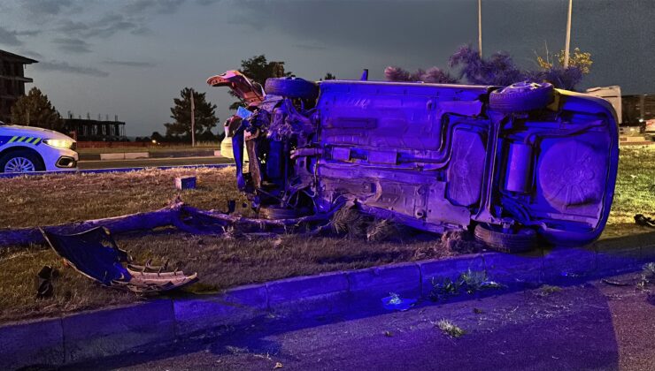 Virajı alamayan otomobil refüje çıkıp devrildi