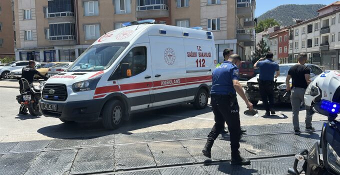 Otomobil ile çarpışan motosikletin sürücüsü yaralandı