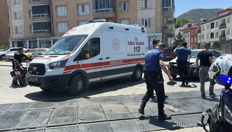 Otomobil ile çarpışan motosikletin sürücüsü yaralandı