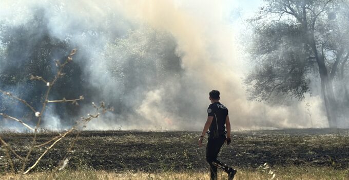 Polisler bu kez yangını söndürmek için seferber oldu