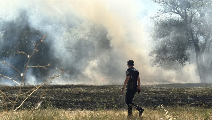 Polisler bu kez yangını söndürmek için seferber oldu