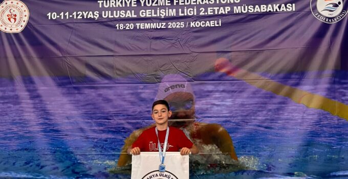Kütahyalı genç yüzücü yeniden zirvede