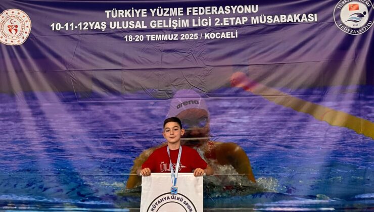 Kütahyalı genç yüzücü yeniden zirvede