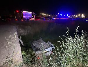 Su kanalına uçan otomobildeki 2 kişi yaralandı
