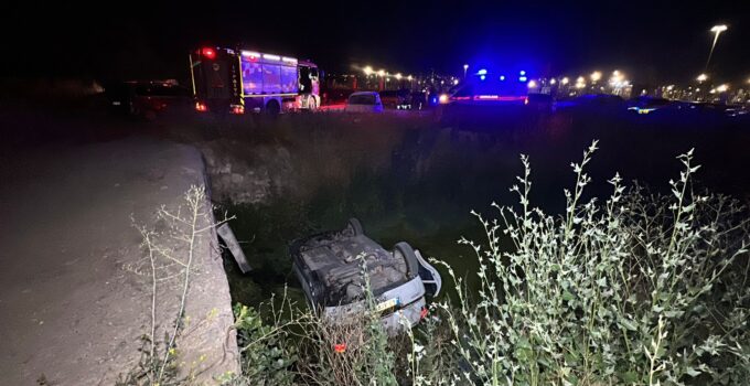 Su kanalına uçan otomobildeki 2 kişi yaralandı