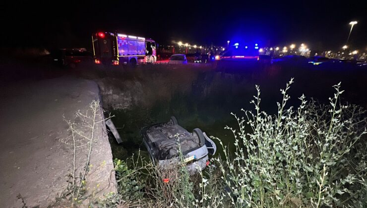 Su kanalına uçan otomobildeki 2 kişi yaralandı