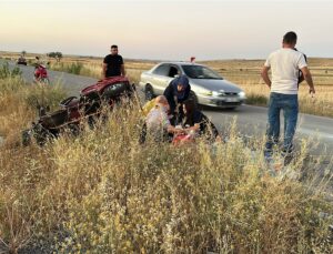 Elektrikli motosiklet devrildi: 1’i ağır 2 yaralı