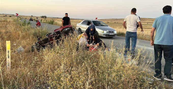 Elektrikli motosiklet devrildi: 1’i ağır 2 yaralı