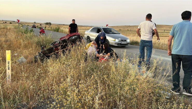 Elektrikli motosiklet devrildi: 1’i ağır 2 yaralı