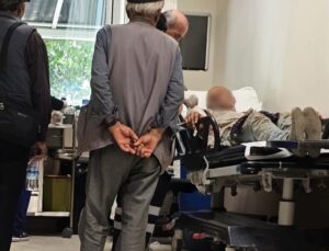 Evinin bahçesinde odun keserken motorlu testereyle kolunu kesti