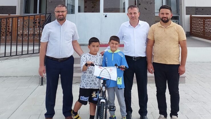 Trafik kazası geçiren çocuğa yeni bisiklet hediye edildi